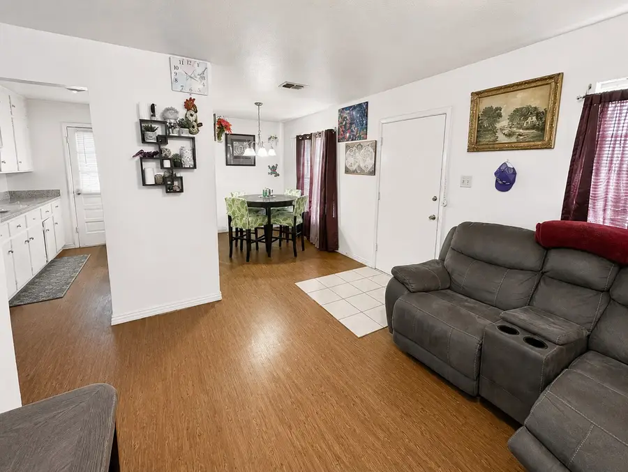 915 N 7th Street, Sanger, TX 76266 - #3