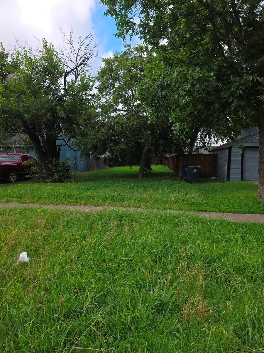 514 W Avenue F, Garland, TX 75040 - #3
