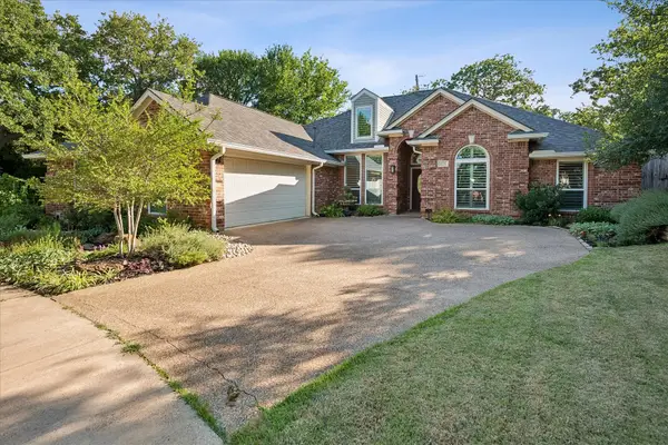 2701 Hidden Lake Drive, Grapevine, TX 76051