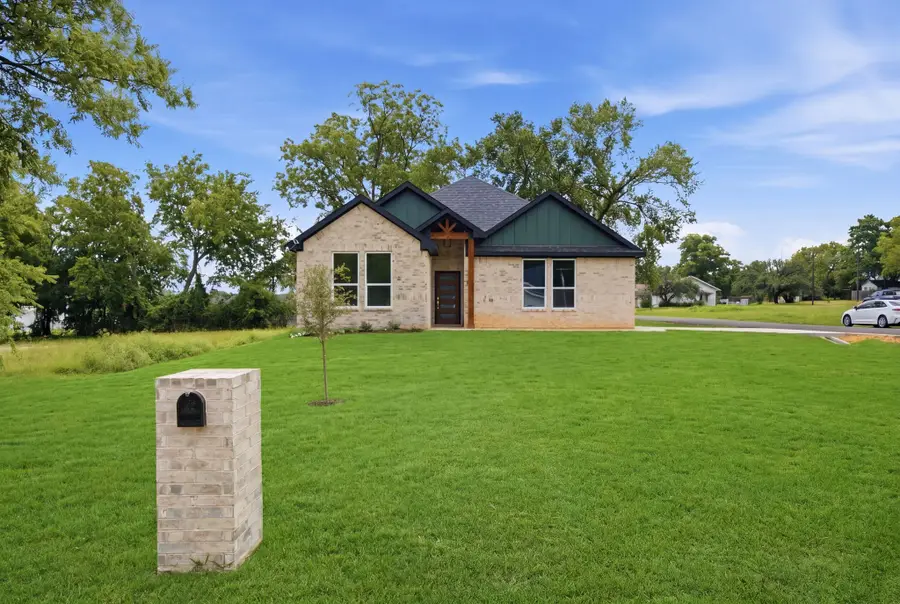 201 E Freeman Street, Ennis, TX 75119 - #2