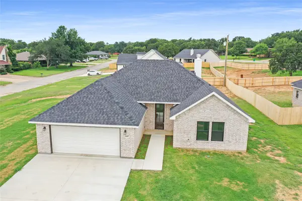 1607 W College, Jacksboro, TX 76458