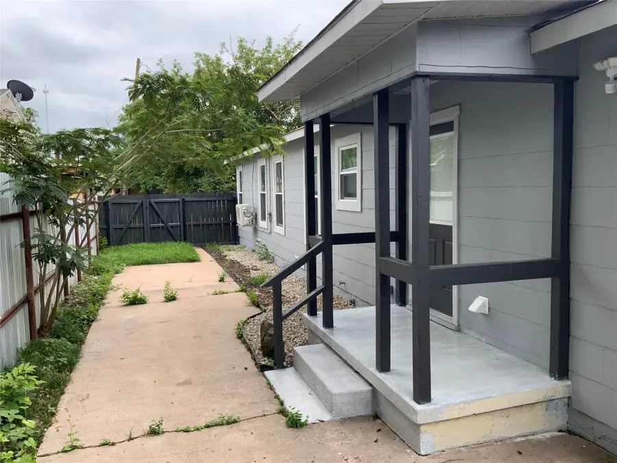 215 S 4th Street, Jacksboro, TX 76458 - #3