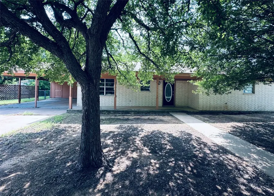 303 N Victor Street, Comanche, TX 76442 - #2