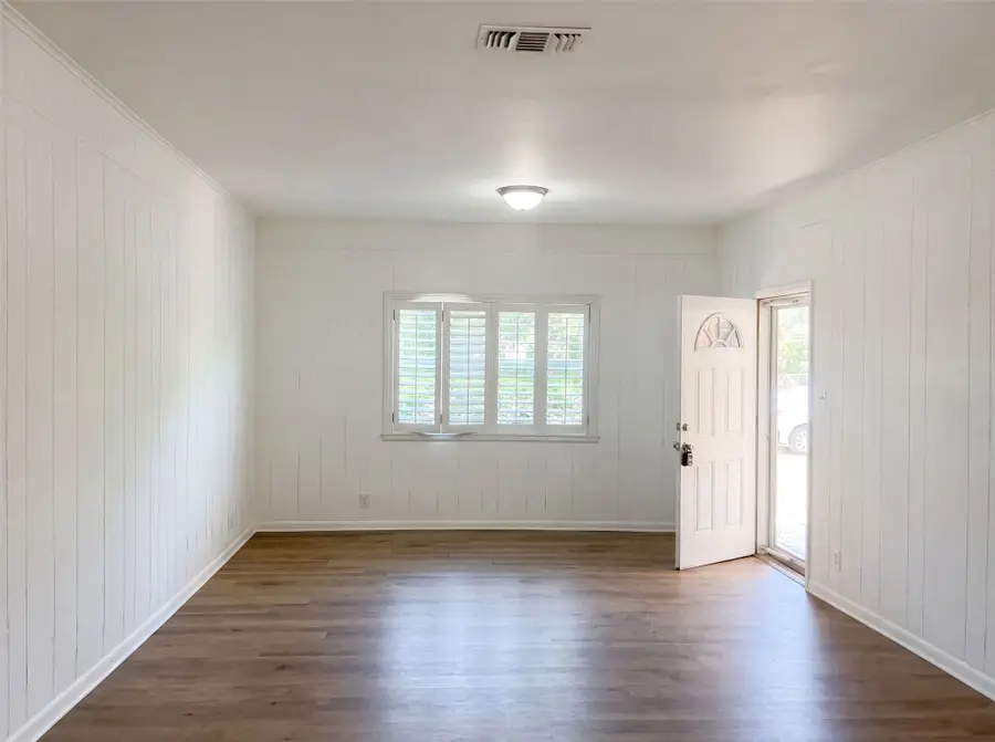 421 N 3rd Street, Jacksboro, TX 76458 - #3