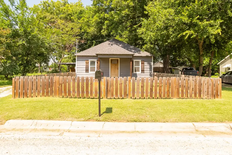 205 E Nelson Street, Bowie, TX 76230 - #2