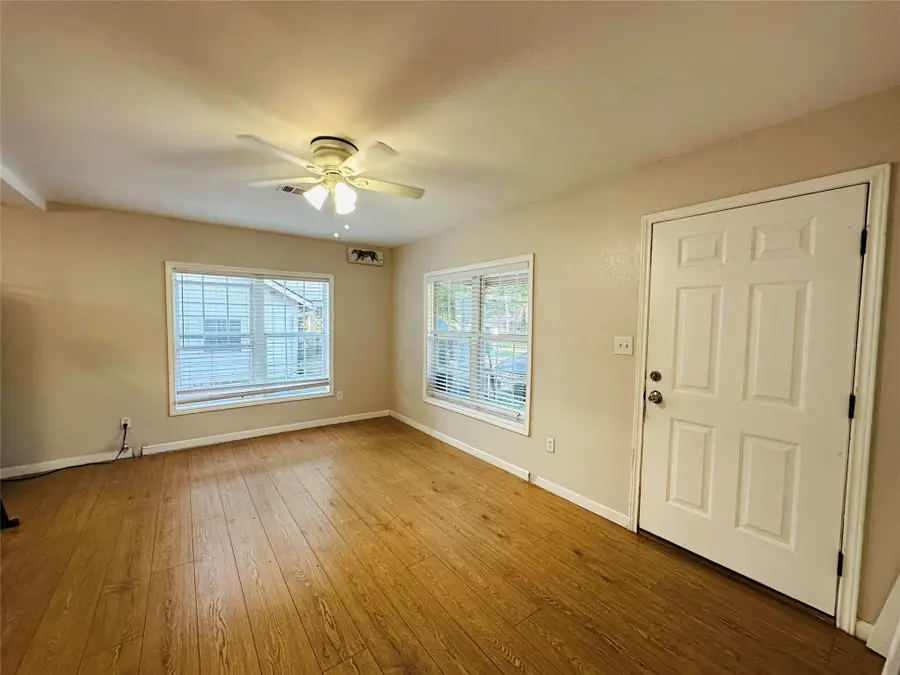 107 N Dwight Avenue, Dallas, TX 75211 - #2