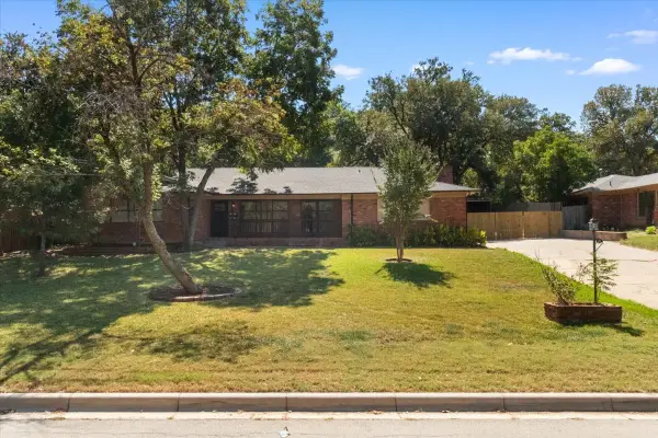 6000 Monterrey Drive, Fort Worth, TX 76112