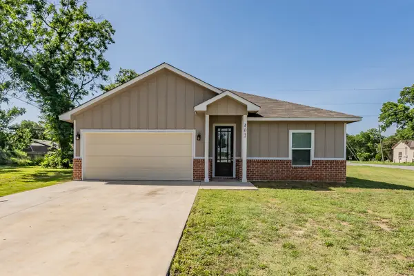 402 S Robbins Street, Cleburne, TX 76031