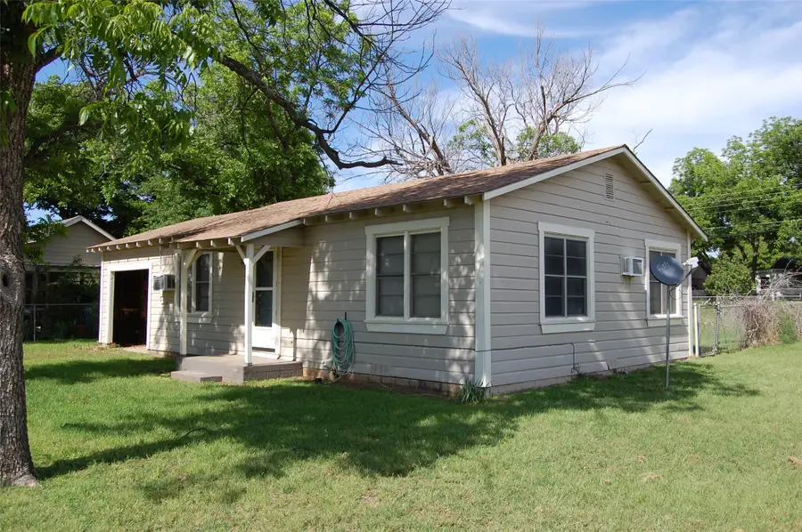141 Ragland Street, Graham, TX 76450 - #2