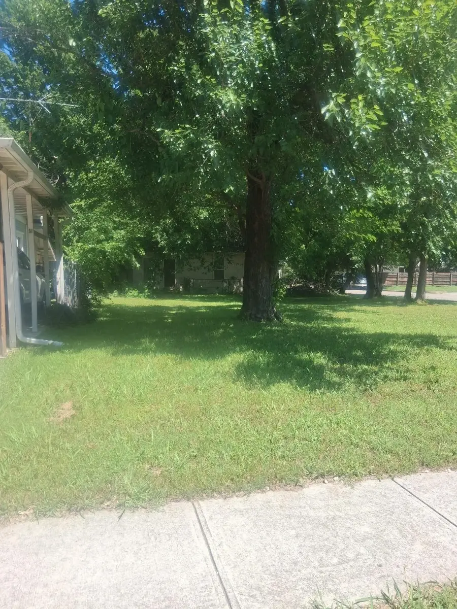 802 N Commerce Street, Gainesville, TX 76240 - #3