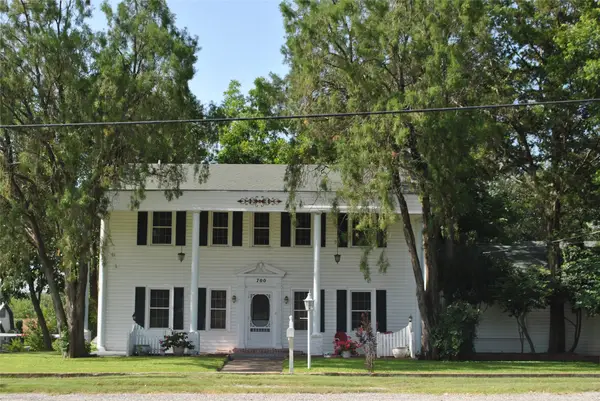 700 W Wrights Avenue, Comanche, TX 76442
