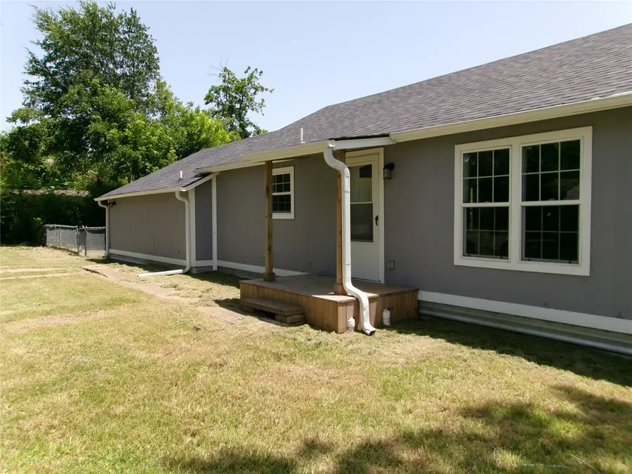 419 W Evans Avenue, Bonham, TX 75418 - #2