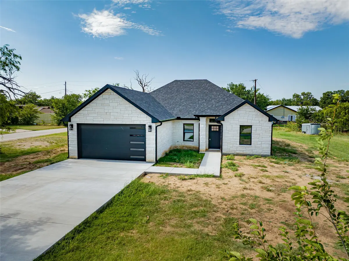 614 W Wheeler Street, Breckenridge, TX 76424 - #1
