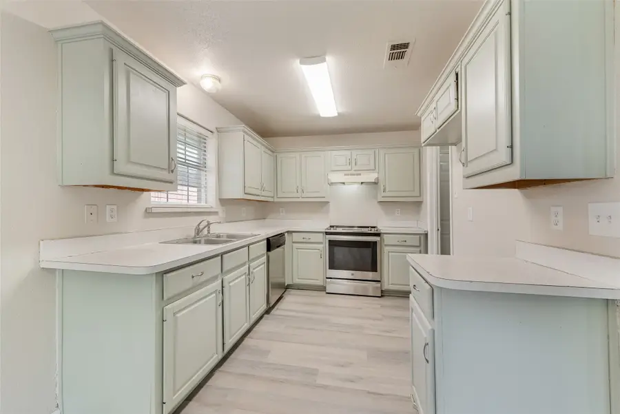 220 Hollywood Drive, Glenn Heights, TX 75154 - #2