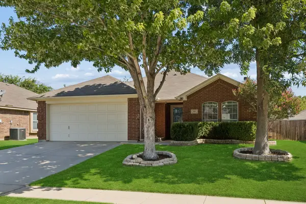 616 Steerman Court, Saginaw, TX 76179