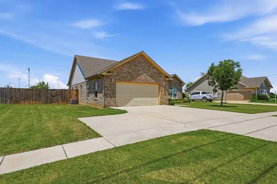 816 E Northside Drive, Pilot Point, TX 76258 - #2