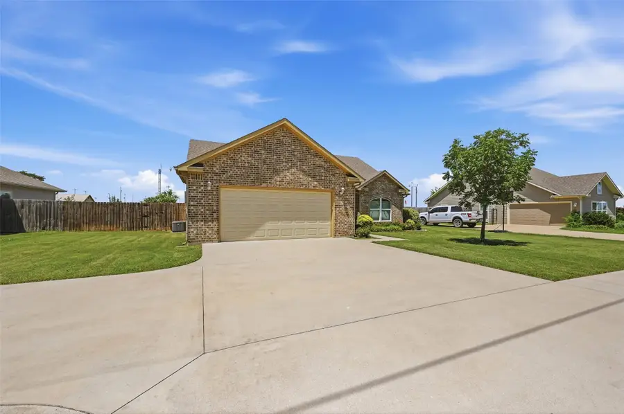 816 E Northside Drive, Pilot Point, TX 76258 - #3