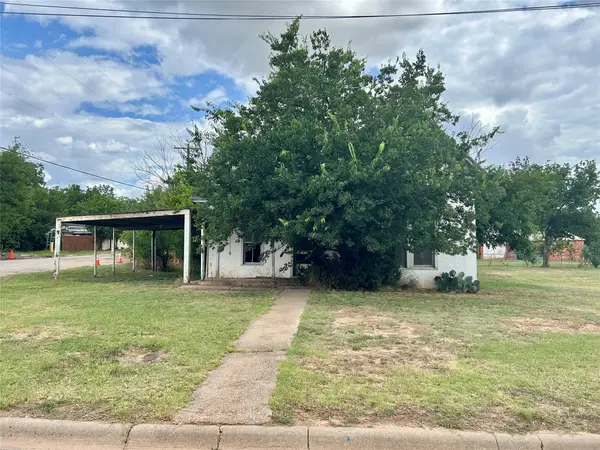 916 W Mesquite Street, Coleman, TX 76834