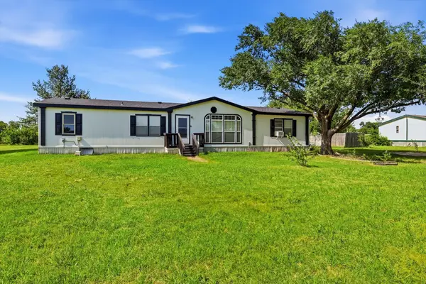 5894 Stone Creek Drive, Sanger, TX 76266