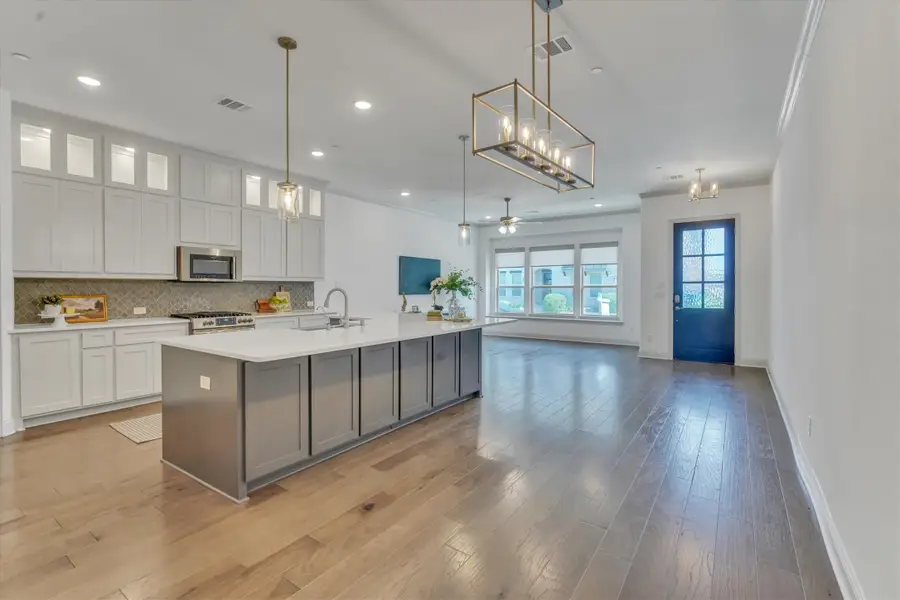 1900 Melinda Ln., Farmers Branch, TX 75234 - #3