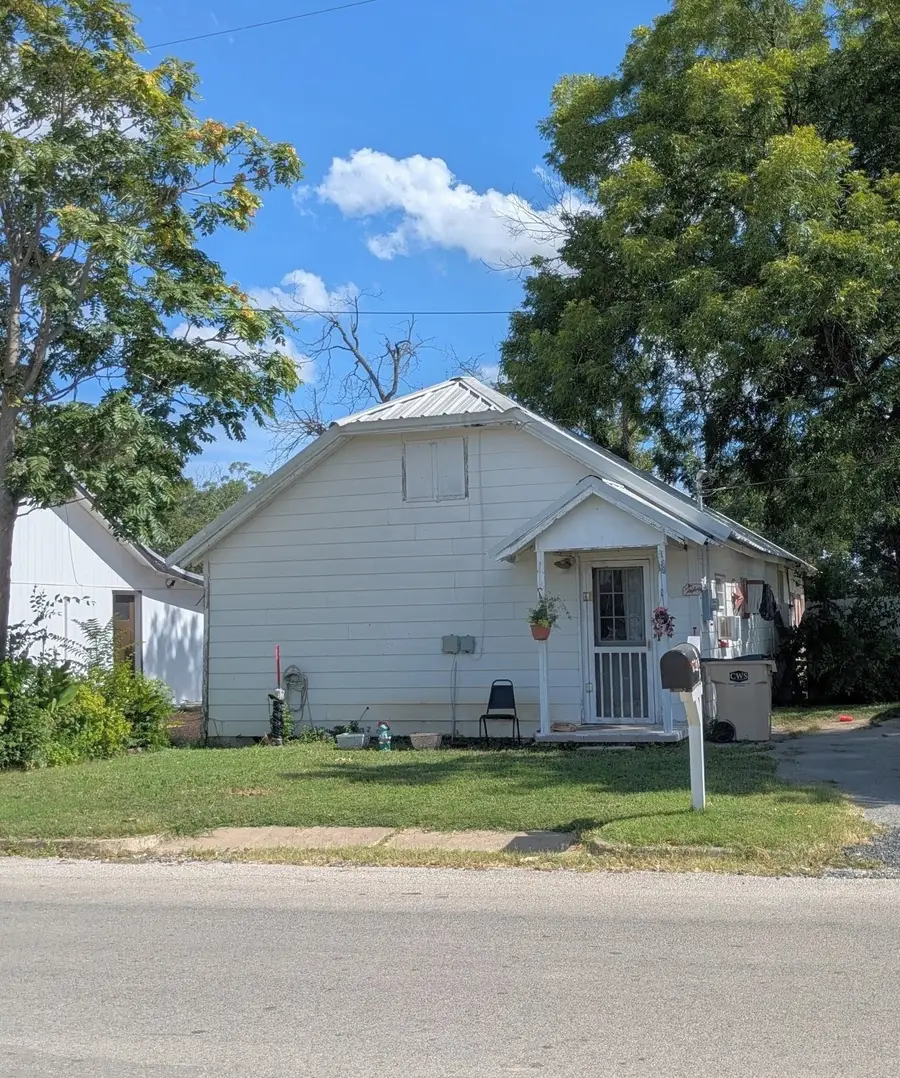 102 E Oak Avenue, Comanche, TX 76442 - #2