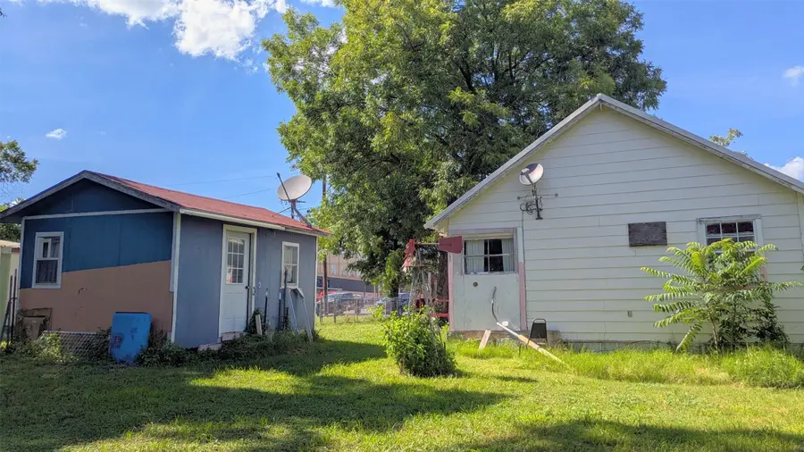 102 E Oak Avenue, Comanche, TX 76442 - #3