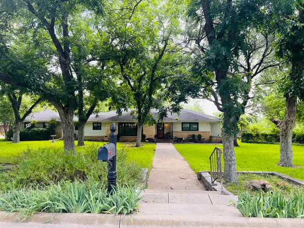 804 N Elm Street, Comanche, TX 76442