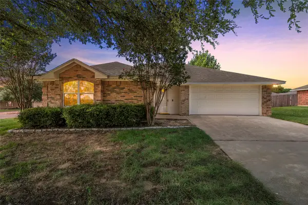 100 W Jade Drive, Hewitt, TX 76643