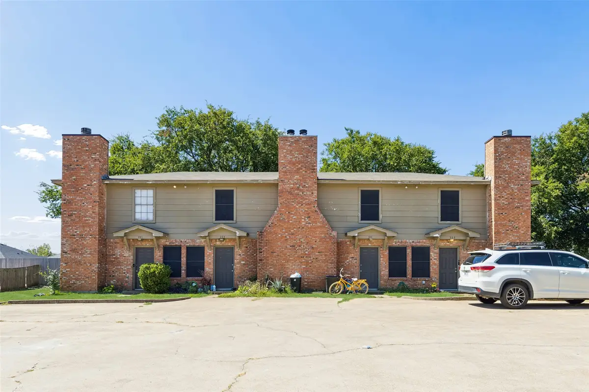 221 Cambridge Drive, Saginaw, TX 76179 - #1