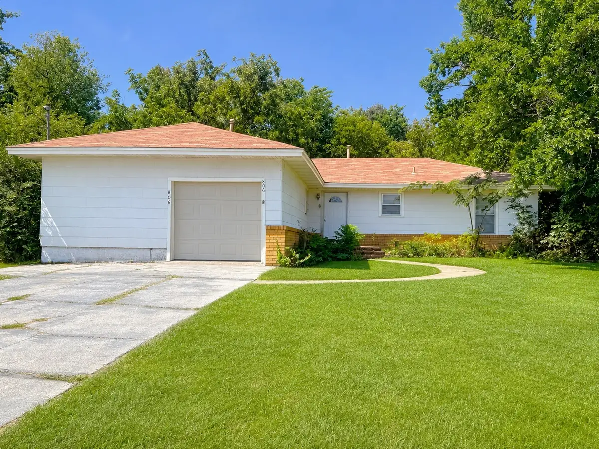 806 Sessions Street, Bowie, TX 76230 - #1