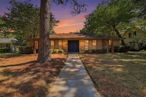 2115 Meadowlake Court, Arlington, TX 76013