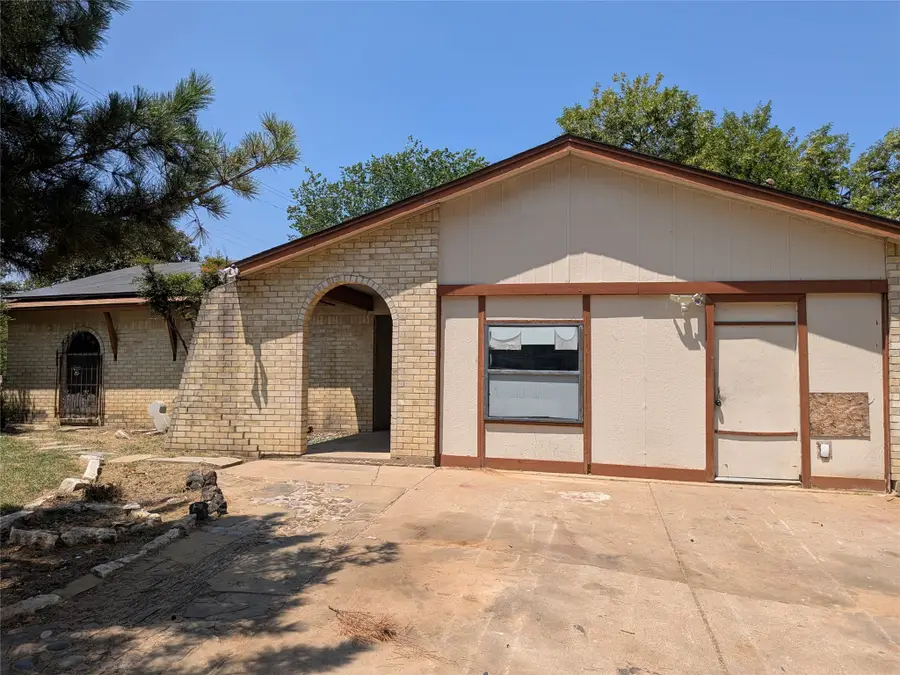 7501 Acapulco Road, Fort Worth, TX 76112 - #2