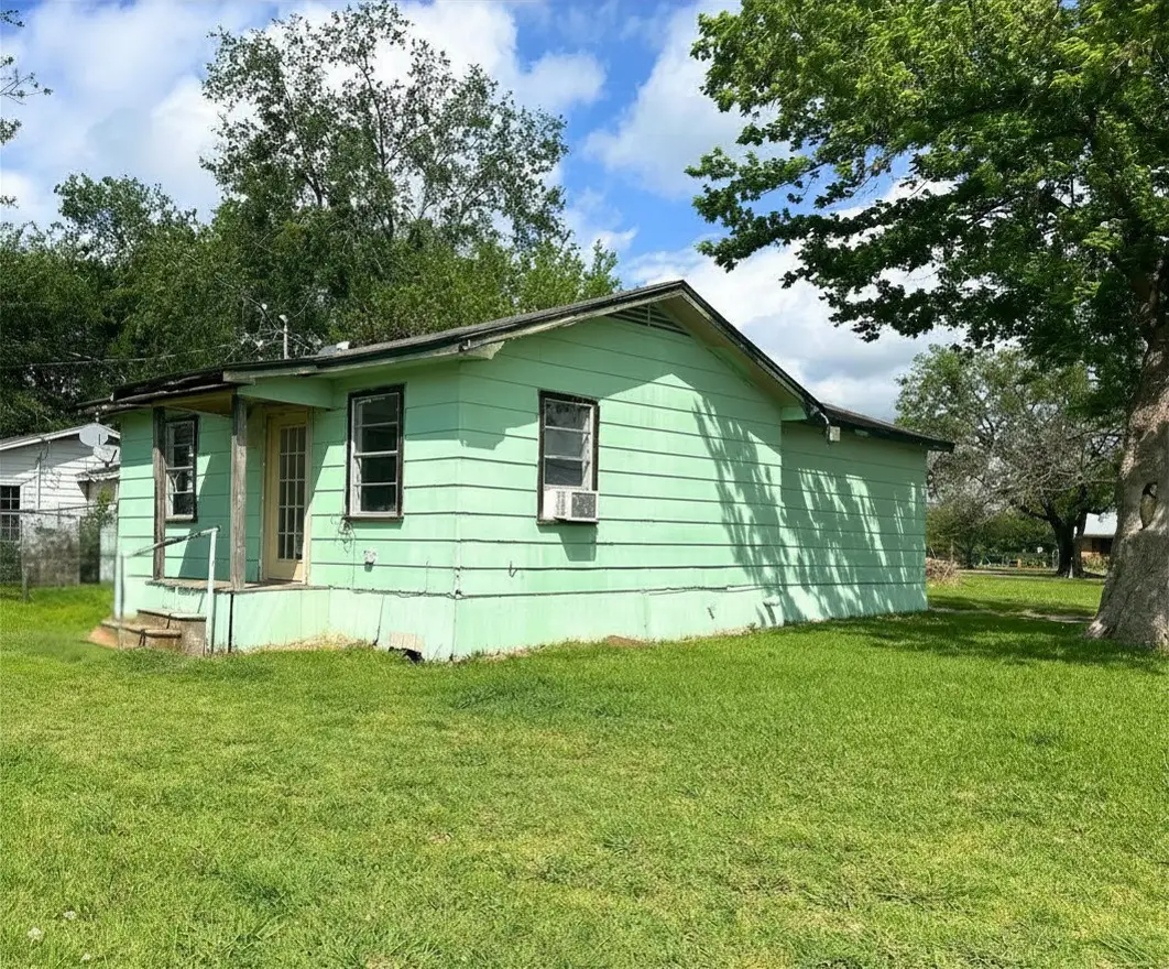 202 N 1st Street, Point, TX 75472 - #1