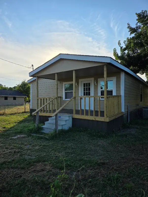 916 West Avenue B, Rosebud, TX 76570