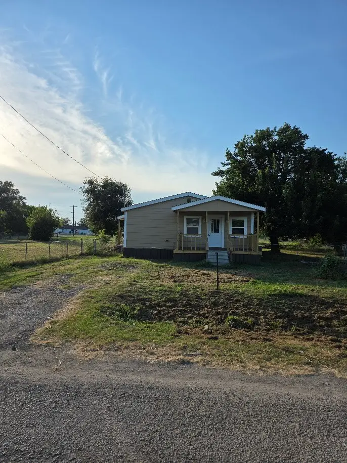 916 West Avenue B, Rosebud, TX 76570 - #3