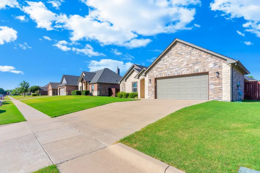 808 Chestnut Grove Drive, Cleburne, TX 76033 - #3