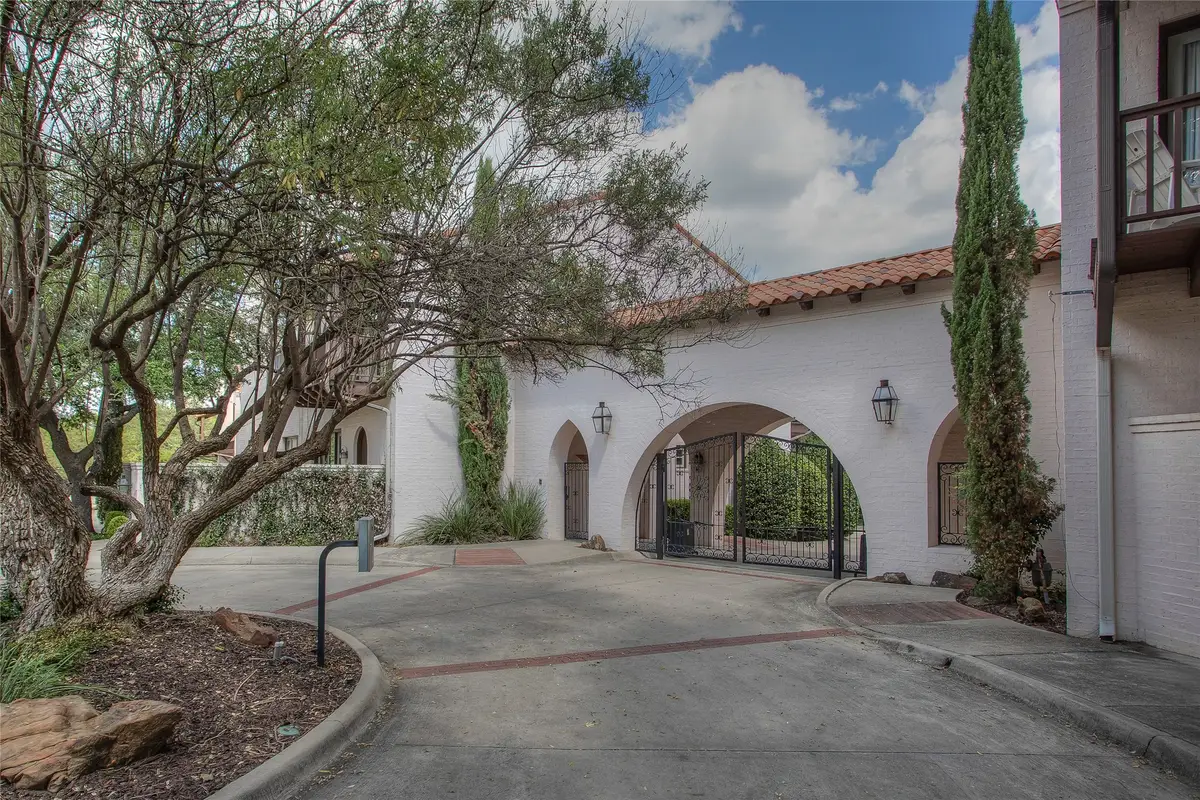 269 Casa Blanca Avenue, Fort Worth, TX 76107 - #1