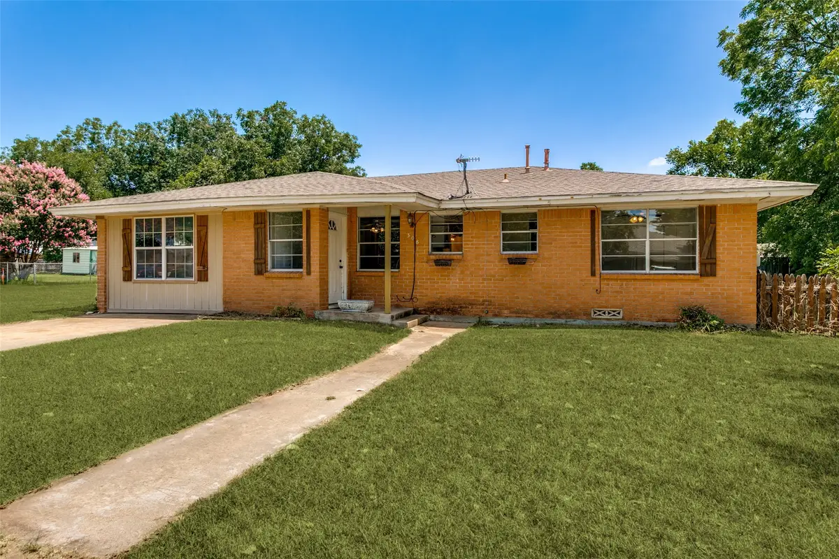 308 N Avenue C, Springtown, TX 76082 - #1