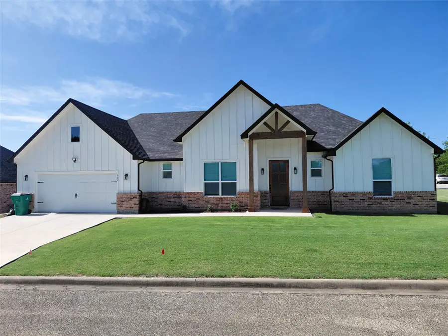 604 E 4th Street, Muenster, TX 76252 - #2
