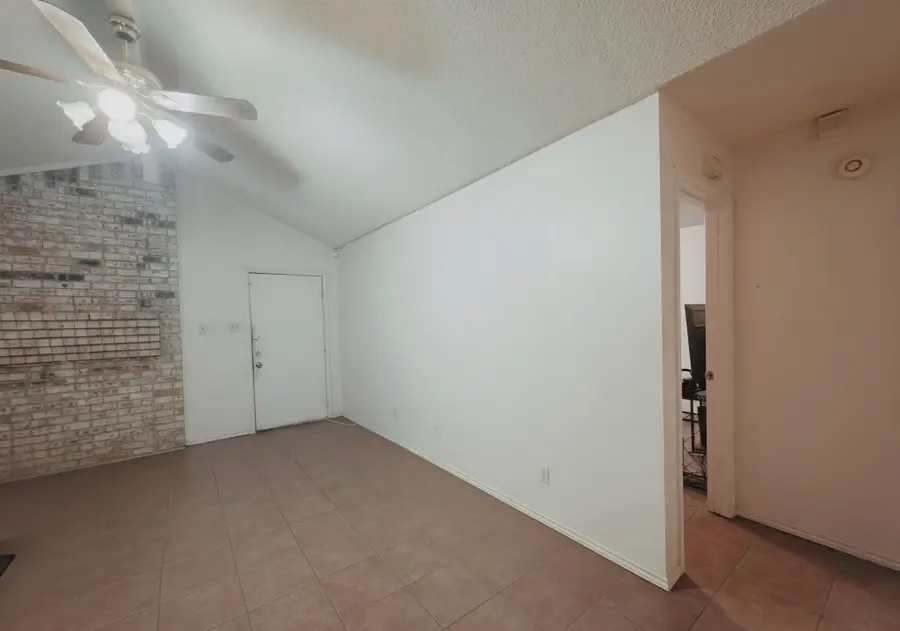 6800 S Creek Drive, Fort Worth, TX 76133 - #3