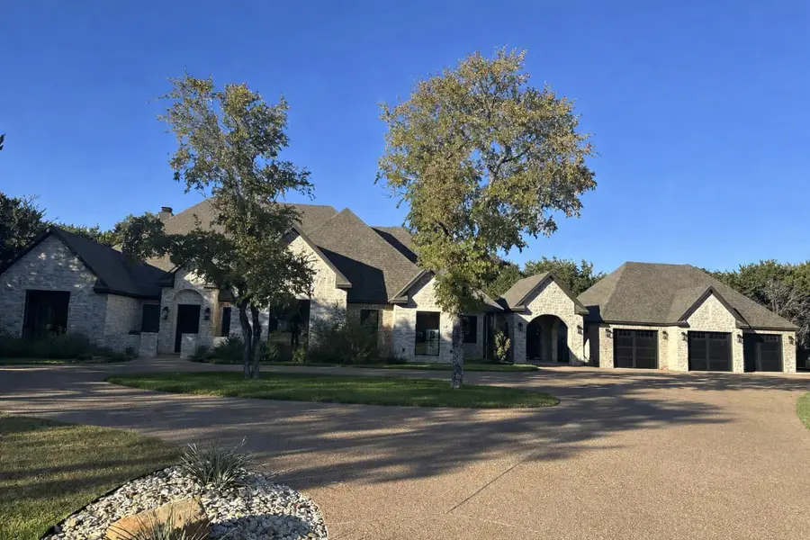 1136 Queen Elizabeth Drive, McGregor, TX 76657 - #2