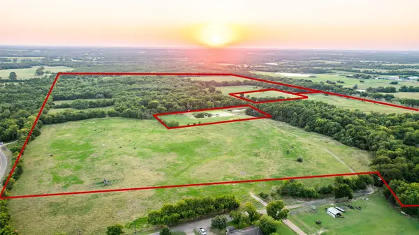914 Main St/wall/cr3220, Windom, TX 75492