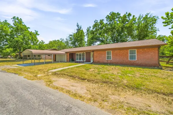 140 E Plum Avenue, De Leon, TX 76444
