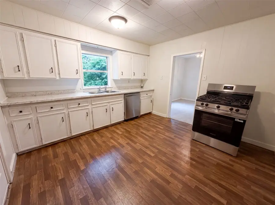 608 E Navasota Street, Groesbeck, TX 76642 - #2