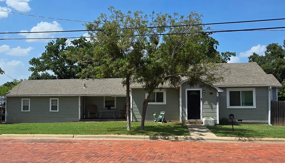903 W Plummer Street, Eastland, TX 76448 - #1