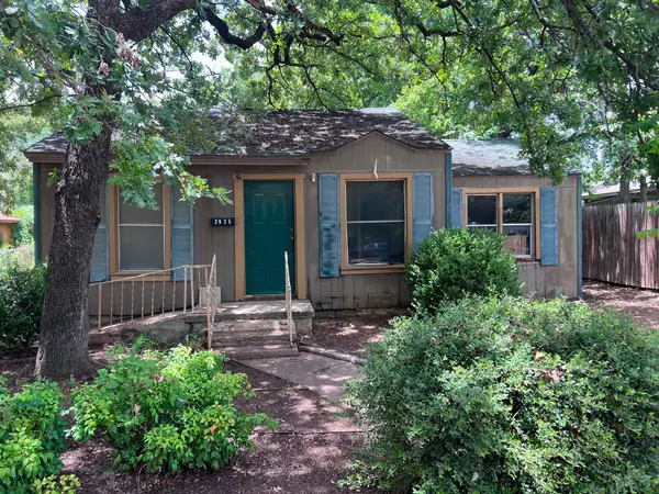 2925 Oakwood Street, Haltom City, TX 76117