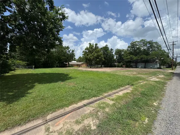 300 W 10th Street, Bonham, TX 75418