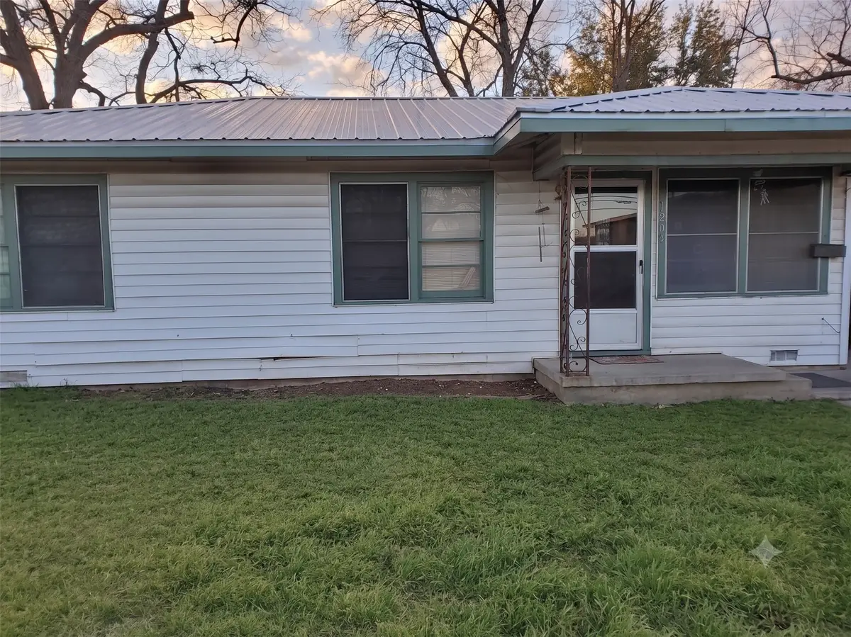 1204 N Fannin Avenue, Cameron, TX 76520 - #1