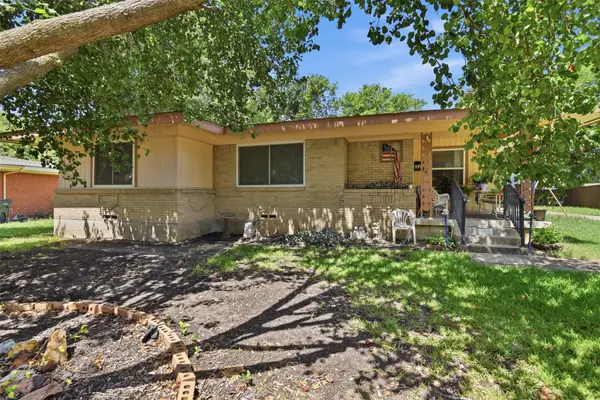 913 Blossom Circle, Garland, TX 75041