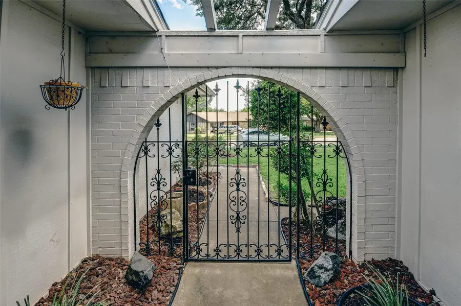 401 Rhineland, Benbrook, TX 76126 - #2
